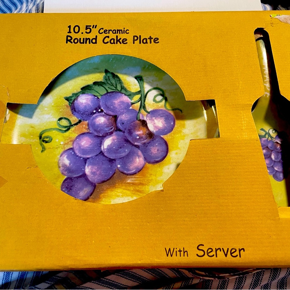 10.5” cake plate with serving utensil